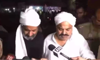 Hai anh em cựu nghị sĩ Atiq Ahmad trên sóng truyền hình tối 15/4