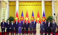 Đại sứ các nước ASEAN đến chào và chúc mừng Chủ tịch nước Võ Văn Thưởng. (Ảnh: TTXVN)