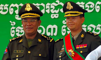 Thủ tướng Campuchia Hun Sen (trái) và con trai cả Hun Manet