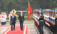  Thủ tướng Phạm Minh Chính và Thủ tướng nước Cộng hoà Séc Petr Fiala duyệt Đội danh dự Quân đội nhân dân Việt Nam. (Ảnh: Dương Giang/TTXVN)