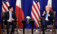Tổng thống Mỹ Joe Biden (phải) trong cuộc gặp Tổng thống Philippines Ferdinand Marcos Jr tại New York năm 2022. (Ảnh: AP)