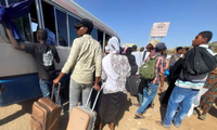 Người dân lên xe buýt rời khỏi thủ đô Khartoum. (Ảnh: Reuters)
