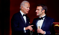 Tổng thống Mỹ Joe Biden (phải) và người đồng cấp Pháp Emmanuel Macron trong cuộc gặp tháng 12/2022. (Ảnh: Reuters)