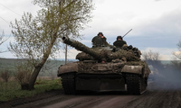 Lính Ukraine lái xe tăng ở Donestk ngày 22/4. (Ảnh: Reuters)