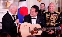 Tổng thống Hàn Quốc Yoon Suk Yeol được Tổng thống Mỹ Joe Biden tặng cây guitar của Don Mclean