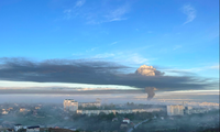 Đám mây khói bay lên từ kho nhiên liệu bị máy bay không người lái tấn công