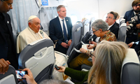 Giáo hoàng Francis trao đổi với các phóng viên trên chuyến bay trở về Vatican từ Hungary. (Ảnh: Reuters)