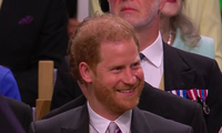 Hoàng tử Harry cười nói vui vẻ với mọi người xung quanh trong buổi lễ. (Ảnh: Daily Mail) 