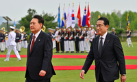 Tổng thống Hàn Quốc Yoon Suk Yeol và Thủ tướng Nhật Bản Fumio Kishida trong lễ đón ngày 7/5. (Ảnh: Reuters)