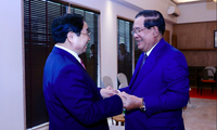 Thủ tướng Phạm Minh Chính và Thủ tướng Campuchia Hun Sen gặp nhau tại Indonesia. (Ảnh: TTXVN)