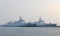 Hai tàu khu trục Nanchang và Lhasa ở Thanh Đảo ngày 20/4