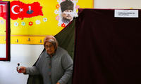Một cử tri Thổ Nhĩ Kỳ đi bỏ phiếu ở Ankara ngày 14/5. (Ảnh: Reuters)