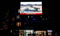 Một màn hình chiếu hình ảnh các phương tiện quân sự thuộc Bộ tư lệnh Chiến khu đông bộ tham gia cuộc tập trận gần đảo Đài Loan tháng 4/2023. (Ảnh: Reuters)
