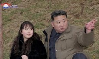 Chủ tịch Triều Tiên Kim Jong Un và con gái thị sát sự kiện phóng tên lửa sử dụng nhiên liệu rắn mới. (Ảnh: KCNA)