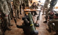 Mỹ huấn luyện cho binh lính Ukraine cách sử dụng tên lửa chống tăng Javelin tháng 4/2022. (Ảnh: NYT)