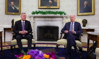 Tổng thống Mỹ Joe Biden và Chủ tịch Hạ viện Kevin McCarthy tại Nhà Trắng. (Ảnh: Reuters)
