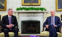 Tổng thống Mỹ Joe Biden và Chủ tịch Hạ viện Kevin McCarthy tại Nhà trắng. (Ảnh: AP)