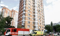 Xe cứu hỏa và cứu thương có mặt tại một tòa nhà chung cư ở Mátxcơva, sau báo cáo về vụ tấn công bằng máy bay không người lái ngày 30/5. (Ảnh: Reuters)