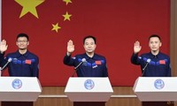 Ba phi hành gia Jing Haipeng, Zhu Yangzhu và Gui Haichao dự cuộc họp báo trước khi thực hiện sứ mệnh không gian. (Ảnh: China Daily)