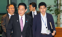 Thủ tướng Nhật Bản Fumio Kishida và con trai Shotaro Kishida (phải). (Ảnh: Kyodo)