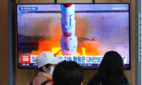 Màn hình TV ở Hàn Quốc chiếu hình ảnh Triều Tiên phóng tên lửa. (Ảnh: AP)