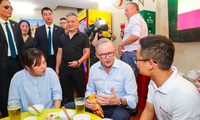 Thủ tướng Úc Anthony Albanese thưởng thức bia Hà Nội và một số món ăn Việt Nam trên phố Đường Thành. (Ảnh: Nhật Minh)