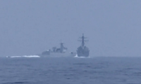 Hình ảnh trong đoạn phim phóng viên Global News ghi lại cho thấy con tàu Trung Quốc di chuyển cắt ngang tàu khu trục Mỹ USS Chung-Hoon ở eo biển Đài Loan