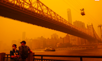 Khu vực quận Manhattan của New York bị bao trùm trong làn khói màu vàng cam dày đặc. (Ảnh: Reuters)