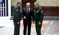 Tổng thống Nga Vladimir Putin, Bộ trưởng Quốc phòng Sergei Shoigu và Tổng tham mưu trưởng các lực lượng vũ trang Valery Gerasimov trao đổi sau cuộc họp tại Mátxcơva tháng 12/2022. (Ảnh: Sputnik)