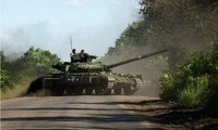 Binh lính Ukraine lái xe tăng gần Donetsk
