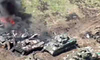 Hình ảnh từ video cho thấy những chiếc xe chiến đấu bị phá hỏng