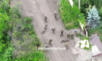 Ảnh cắt từ clip cho thấy binh lính Ukraine di chuyển ở Storozheve, vùng Donetsk ngày 12/6. (Ảnh: Reuters)