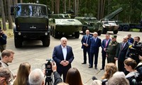 Tổng thống Belarus Alexander Lukashenko phát biểu với báo chí trong chuyến thăm khu tổ hợp công nghiệp quân sự ở Minsk ngày 13/6. (Ảnh: Reuters)