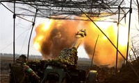 Pháo Ukraine tấn công trên chiến trường gần Bakhmut ngày 13/4. (Ảnh: Reuters)