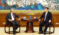 Chủ tịch Trung Quốc Tập Cận Bình (phải) tiếp tỷ phú Mỹ Bill Gates ngày 16/6. (Ảnh: Xinhua)