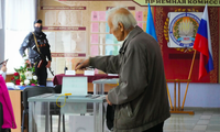 Một người dân đi bỏ phiếu ở Luhansk tháng 9/2022. (Ảnh: AP)