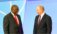 Tổng thống Nam Phi Cyril Ramaphosa (trái) và Tổng thống Nga Vladimir Putin trong dịp diễn ra hội nghị thượng đỉnh Nga - châu Phi (Ảnh: GCIS)