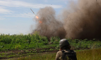 Binh lính Ukraine bắn bệ phóng tên lửa đa năng BM-21 'Grad' về phía các vị trí của Nga gần Bakhmut ngày 13/6. (Ảnh: Getty)