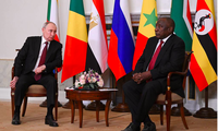 Tổng thống Nga Vladimir Putin và Tổng thống Nam Phi Cyril Ramaphosa trong cuộc gặp ngày 17/6. (Ảnh: Tass)