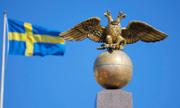 Hình ảnh đại bàng hai đầu trên quốc huy Nga trước quốc kỳ Thuỵ Điển trên quảng trường ở Helsinke, Phần Lan. (Ảnh: AP)