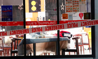 Một nhà hàng bị cảnh sát niêm phong sau vụ tấn công. (Ảnh: AP)