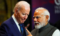 Tổng thống Mỹ Joe Biden và Thủ tướng Ấn Độ Narendra Modi gặp nhau bên lề thượng đỉnh G20 tại Indonesia năm 2020. (Ảnh: AP)