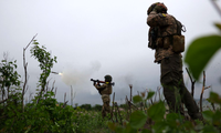 Binh lính Ukraine bắn súng phóng lựu ở tiền tuyến gần thị trấn Bakhmut, vùng Donetsk, ngày 17/6. (Ảnh: Getty)