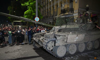 Các tay súng của Wagner lái xe tăng vào thành phố Rostov-on-Don ở miền nam nước Nga ngày 24/6. (Ảnh: Reuters)