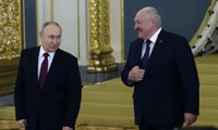 Tổng thống Belarus Alexander Lukashenko (phải) và Tổng thống Nga Vladimir Putin. (Ảnh: Time)
