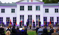 Lãnh đạo các nước Albania, Bỉ, Ba Lan, Hà Lan, Lithuania, Romania, Na Uy và Tổng Thư ký NATO trong cuộc họp báo chung sau bữa tối làm việc tại La Hay ngày 27/6. (Ảnh: Reuters)