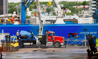 Phần còn lại của tàu lặn Titan được cẩu lên xe tải tại một bến cảng của Canada. (Ảnh: Reuters)