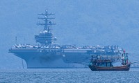 Tàu sân bay Mỹ USS Ronald Reagan trong vùng biển Đà Nẵng. (Ảnh: TLSQ Mỹ)