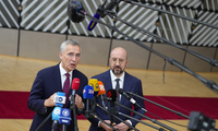 Tổng Thư ký NATO Jens Stoltenberg và Chủ tịch Hội đồng châu Âu Charles Michel phát biểu với báo chí trước khi diễn ra thượng đỉnh EU ngày 29/6. (Ảnh: AP)