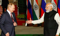 Thủ tướng Ấn Độ Narendra Modi đón Tổng thống Nga Vladimir Putin đến thăm New Delhi tháng 12/2021. (Ảnh: Reuters)